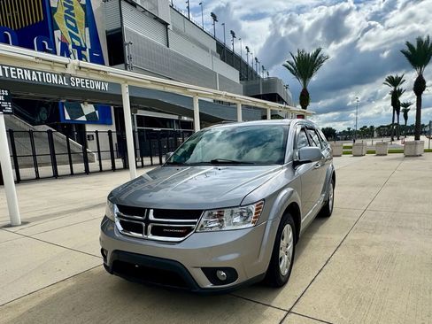 Used 2019 Dodge Journey SE image 1