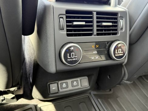 Certified 2025 Land Rover Discovery S image 31