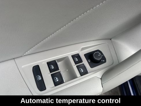 Used 2022 Volkswagen Tiguan SE w/ Panoramic Sunroof Package FWD image 12