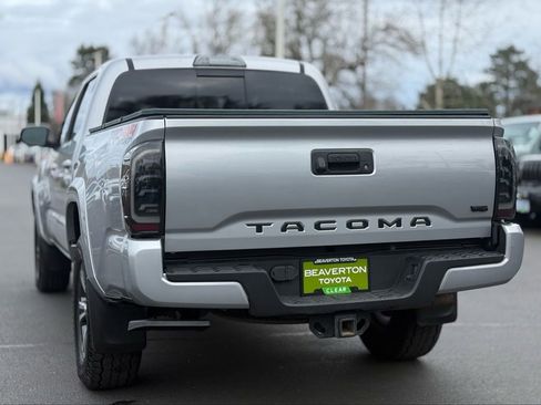 Used 2018 Toyota Tacoma TRD Sport image 3