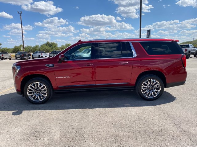 Used 2023 GMC Yukon XL Denali Ultimate AWD/4WD image 3