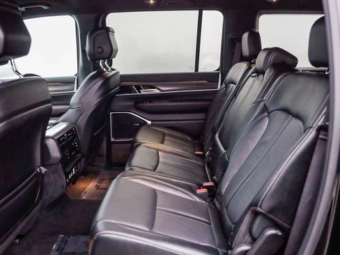 Certified 2024 Jeep Wagoneer L Series II w/ Flexible Seating Group image 19