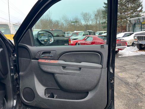 Used 2013 Chevrolet Avalanche LTZ image 17