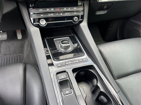 Used 2020 Jaguar F-PACE Premium image 27