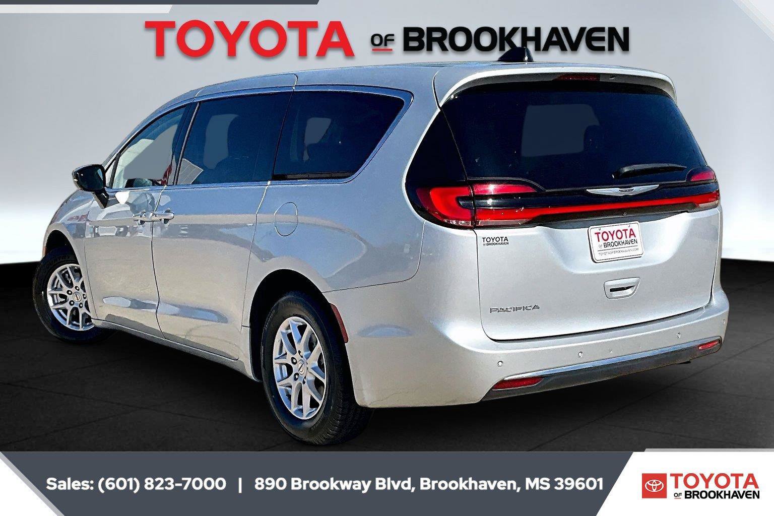 Used 2024 Chrysler Pacifica Touring-L FWD image 2
