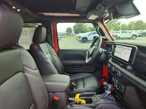 Used 2025 Jeep Wrangler Unlimited Sahara AWD/4WD image 8
