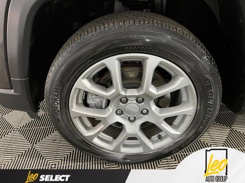 Used 2023 Jeep Compass Latitude w/ Sun and Sound Group AWD/4WD image 24