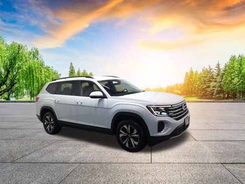 Used 2025 Volkswagen Atlas SE image 2