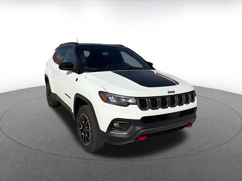 Used 2025 Jeep Compass Trailhawk image 3
