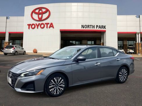 Used 2025 Nissan Altima 2.5 SV FWD image 1
