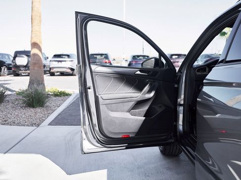 Used 2024 Volkswagen Tiguan SE R-Line image 17