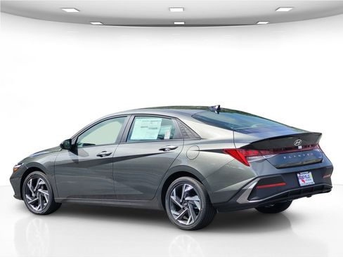 New 2025 Hyundai Elantra SEL image 5