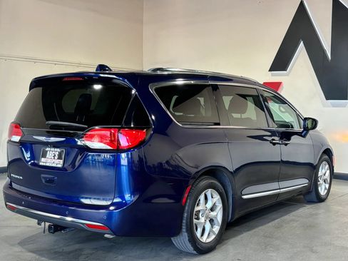 Used 2020 Chrysler Pacifica Touring-L w/ Tire & Wheel Group FWD image 7