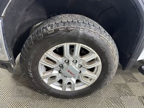 Used 2023 GMC Sierra 2500 SLT w/ SLT Premium Package image 10