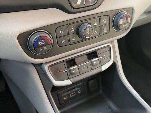 Used 2022 GMC Terrain SLT image 21