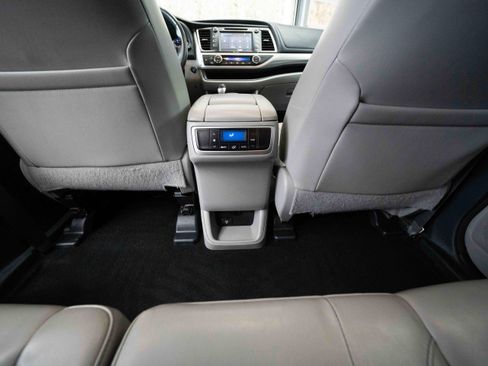Used 2015 Toyota Highlander XLE image 22