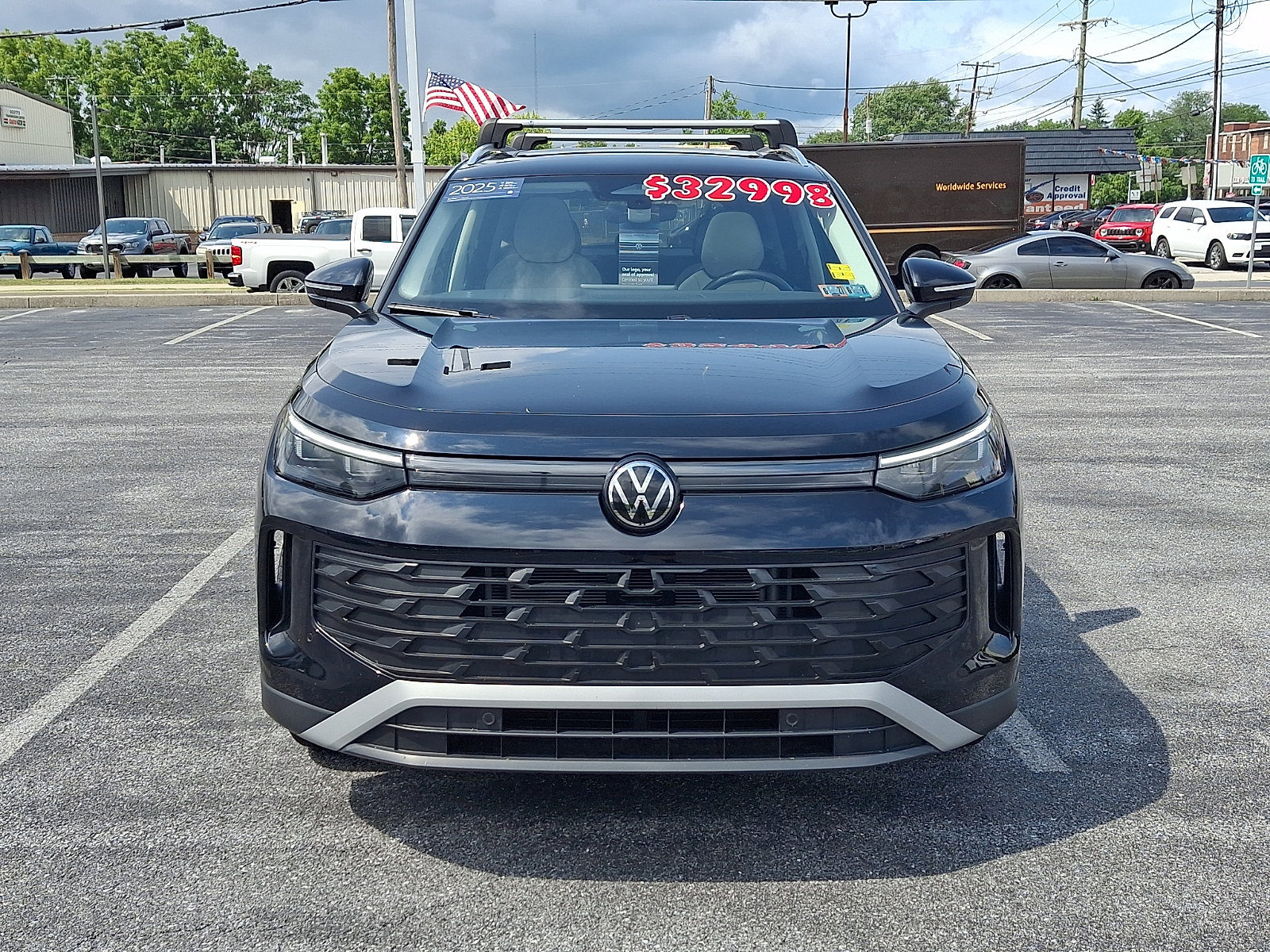 Used 2025 Volkswagen Tiguan SE AWD/4WD image 3