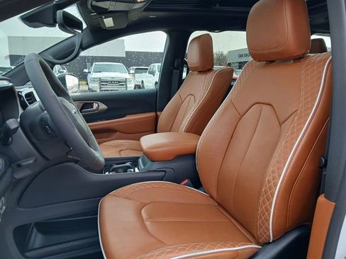 Used 2025 Chrysler Pacifica Pinnacle FWD image 10