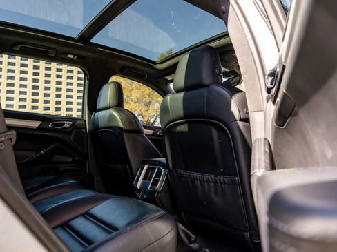 Used 2015 Porsche Cayenne Turbo image 12