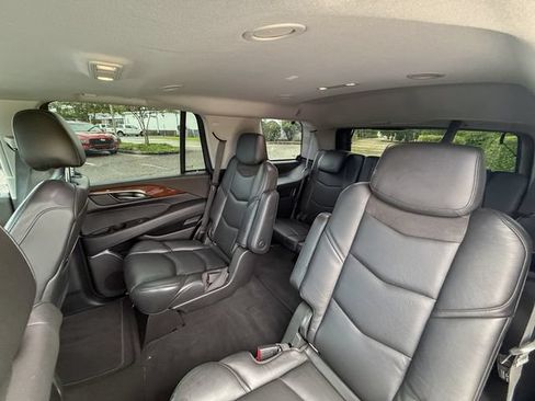 Used 2018 Cadillac Escalade Luxury RWD image 17