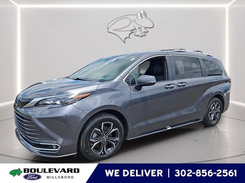 Used 2025 Toyota Sienna Platinum AWD/4WD image 1