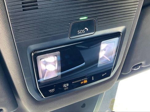 Used 2025 Volkswagen Atlas Cross Sport SE image 32