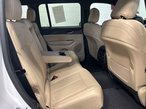 Used 2023 Jeep Grand Cherokee Limited image 17