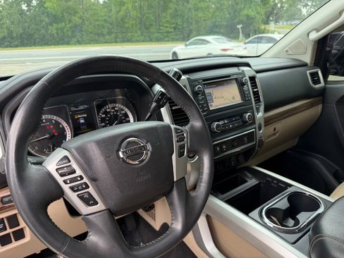 Used 2017 Nissan Titan SL w/ SL Towing Convenience Package RWD image 18