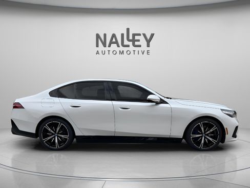 Used 2025 BMW 550e xDrive w/ Premium Package image 5