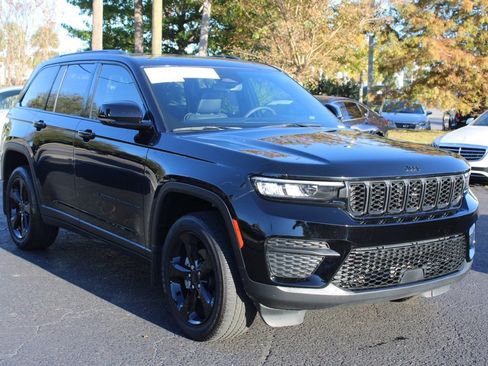 Used 2023 Jeep Grand Cherokee Altitude image 7