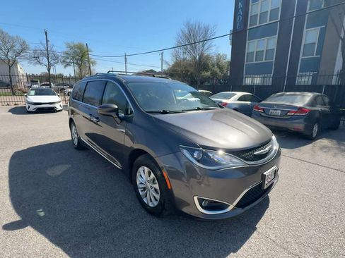 Used 2019 Chrysler Pacifica Touring-L image 2