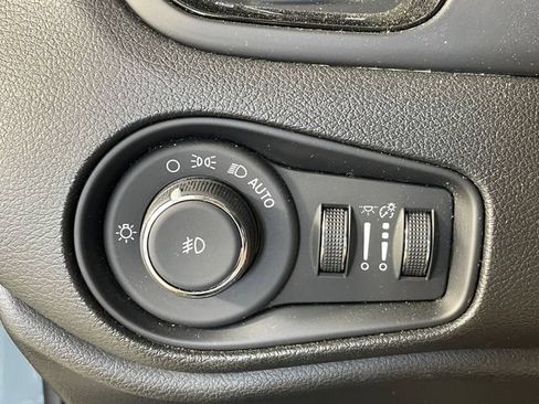 Used 2018 Jeep Renegade Altitude AWD/4WD image 13