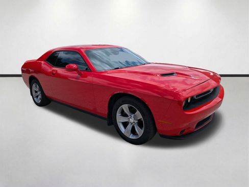Used 2019 Dodge Challenger SXT RWD image 1