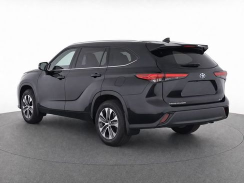 Used 2022 Toyota Highlander XLE FWD image 3