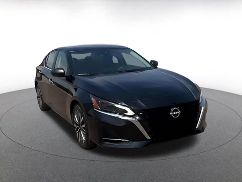 Used 2025 Nissan Altima 2.5 SV FWD image 3