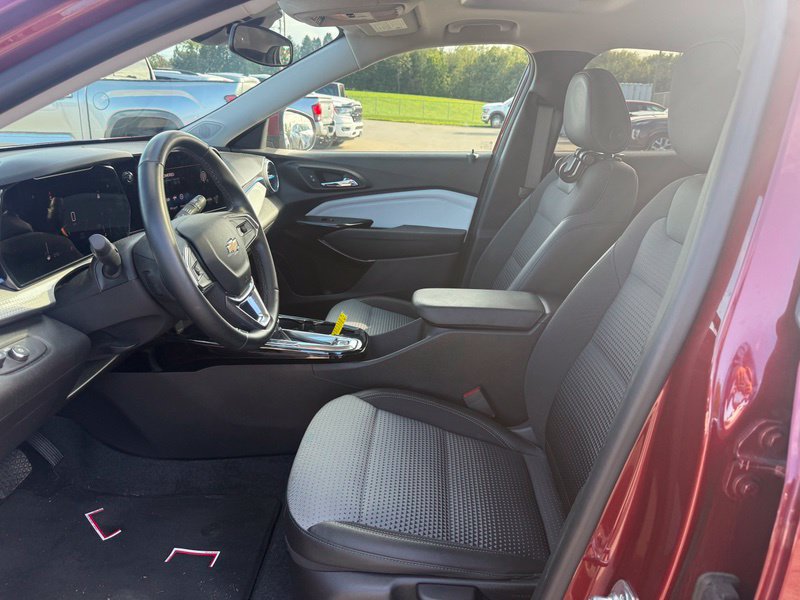 Used 2024 Chevrolet Trax LT w/ Sunroof Package FWD image 3