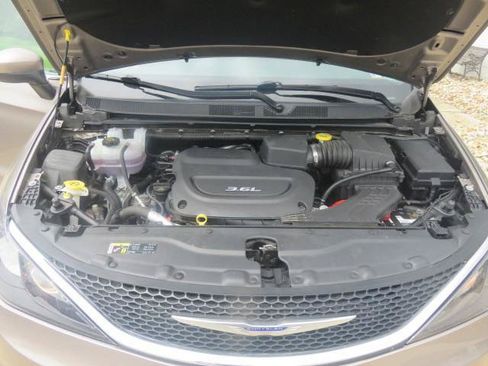Used 2017 Chrysler Pacifica Touring FWD image 21