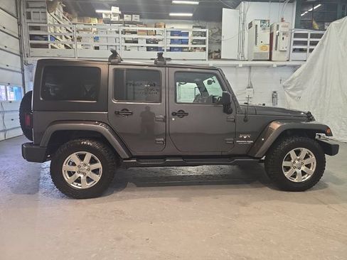 Used 2018 Jeep Wrangler Unlimited Sahara w/ Dual Top Group AWD/4WD image 8