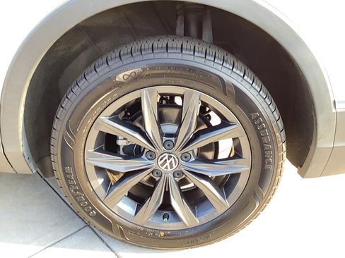 Used 2022 Volkswagen Tiguan SE w/ Panoramic Sunroof Package AWD/4WD image 9