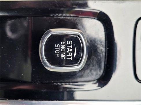 Used 2022 Volvo XC60 B5 Momentum image 19