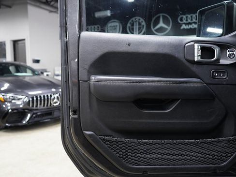 Used 2019 Jeep Wrangler Unlimited Sahara AWD/4WD image 9
