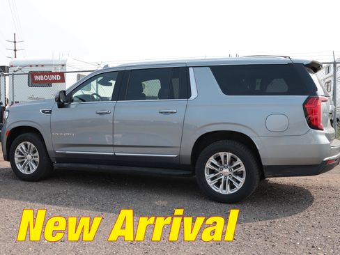 Used 2024 GMC Yukon XL SLT w/ SLT Luxury Package AWD/4WD image 2