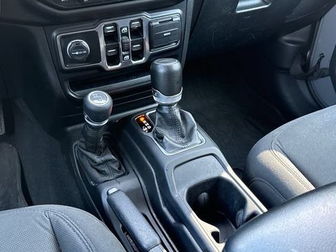 Used 2023 Jeep Gladiator Sport AWD/4WD image 11