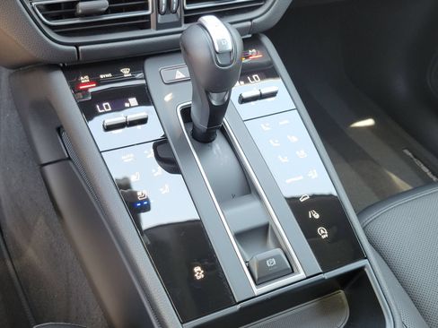Used 2026 Porsche Macan AWD/4WD image 22