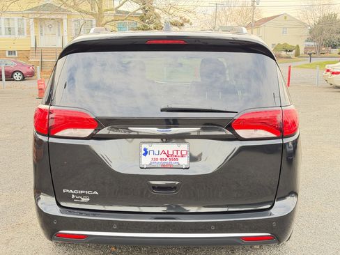 Used 2018 Chrysler Pacifica Touring-L image 5
