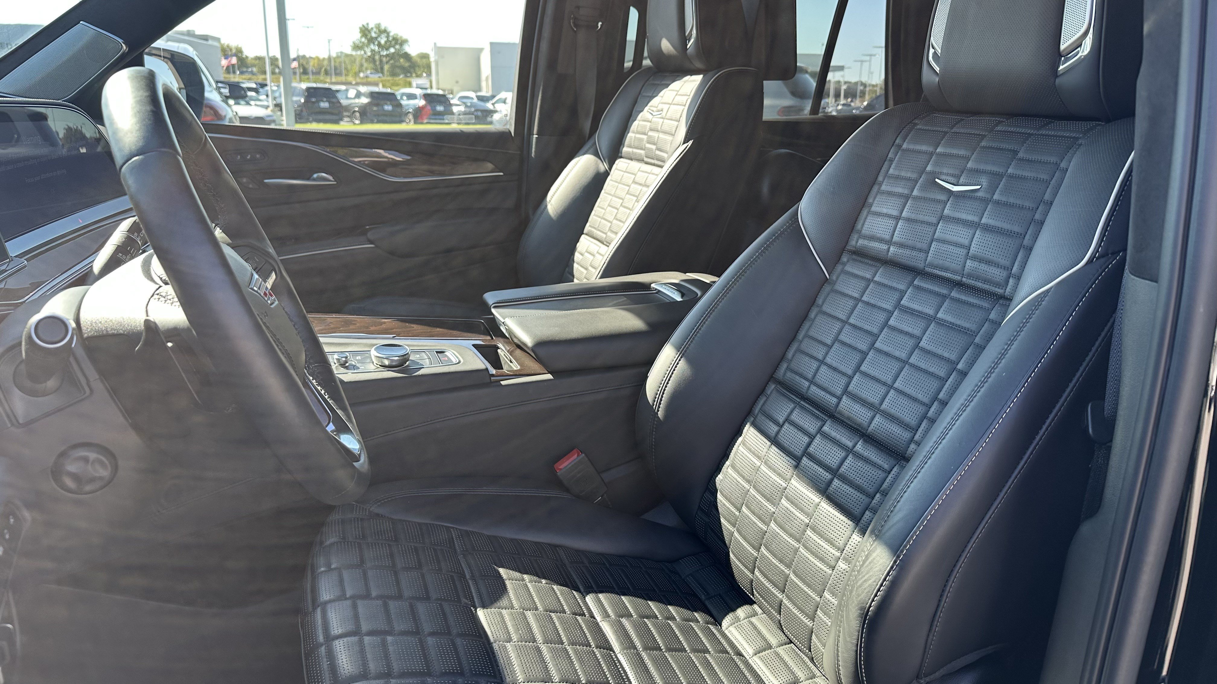 Used 2022 Cadillac Escalade Premium Luxury Platinum AWD/4WD image 18