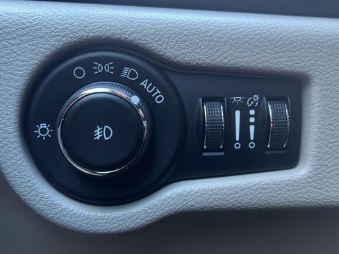 Used 2023 Chrysler Pacifica Touring-L image 12