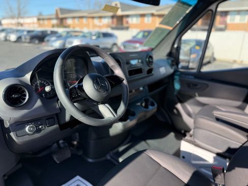 Used 2025 Mercedes-Benz Sprinter 2500 image 15