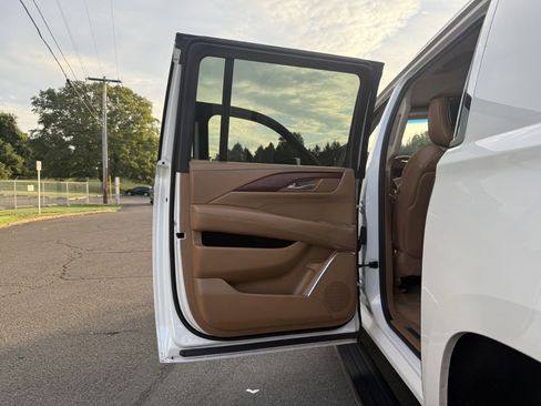 Used 2016 Cadillac Escalade ESV Platinum image 19