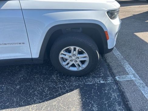 Used 2023 Jeep Grand Cherokee Laredo image 4